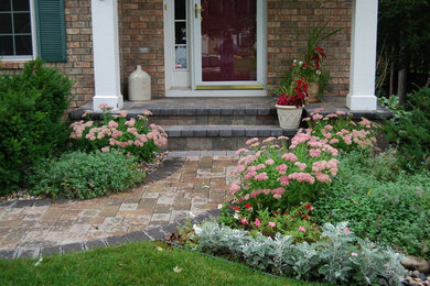 Foto de acceso privado clásico de tamaño medio en patio delantero con jardín de macetas, exposición parcial al sol y adoquines de ladrillo