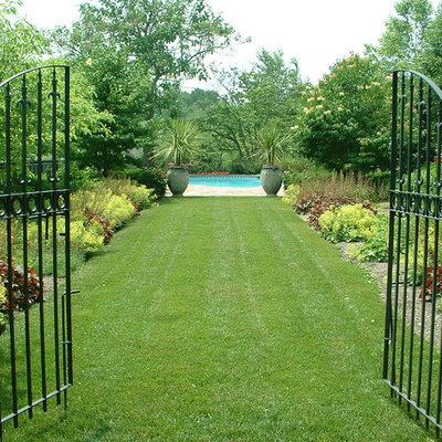 This is an example of a large traditional backyard landscaping in Philadelphia.