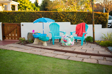 Ejemplo de jardín de secano tradicional de tamaño medio en patio delantero con exposición total al sol y adoquines de hormigón