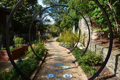 Réalisation d'un grand jardin arrière tradition avec une exposition partiellement ombragée et du gravier.