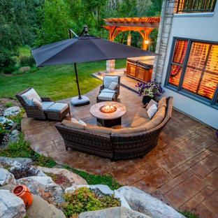 Mittelgroßer, Halbschattiger Rustikaler Garten im Sommer, hinter dem Haus mit Kamin und Betonplatten in Calgary