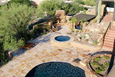 Großer Mediterraner Garten hinter dem Haus mit Feuerstelle, direkter Sonneneinstrahlung und Natursteinplatten in Phoenix