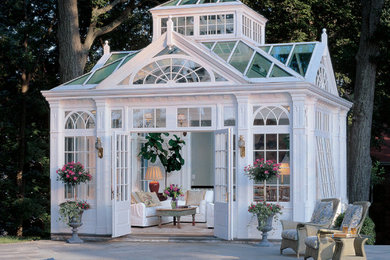 Geometrischer, Kleiner, Halbschattiger Klassischer Garten im Sommer, hinter dem Haus mit Natursteinplatten in New York