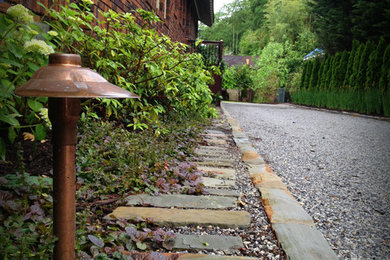 Imagen de jardín de estilo americano en patio delantero con adoquines de piedra natural