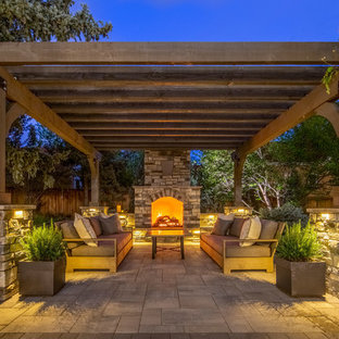 Mittelgroße, Halbschattige Klassische Gartenkamin im Herbst, hinter dem Haus mit Natursteinplatten in Denver