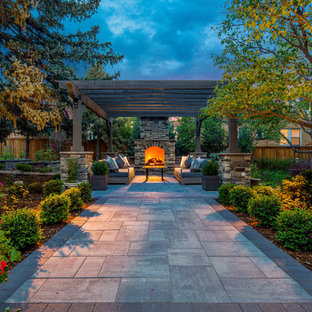 Mittelgroßer, Halbschattiger Klassischer Garten im Herbst, hinter dem Haus mit Kamin und Natursteinplatten in Denver