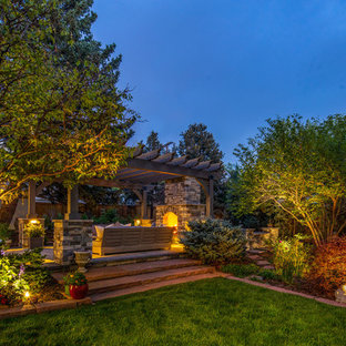 Mittelgroßer, Halbschattiger Klassischer Garten im Herbst, hinter dem Haus mit Kamin und Natursteinplatten in Denver