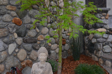 Inspiration pour un petit jardin arrière asiatique au printemps avec un foyer extérieur, une exposition partiellement ombragée et des pavés en pierre naturelle.