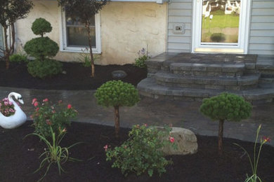 На фото: регулярный сад среднего размера на заднем дворе в классическом стиле с садовой дорожкой или калиткой и покрытием из каменной брусчатки с