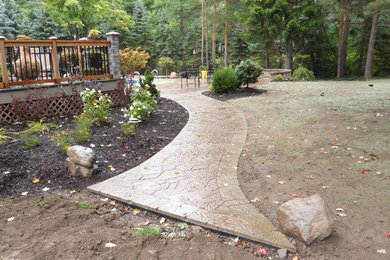 Идея дизайна: большой участок и сад на заднем дворе в классическом стиле с покрытием из каменной брусчатки