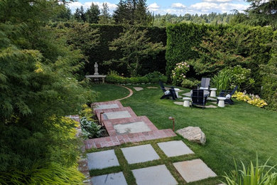シアトルにある夏のトラディショナルスタイルのおしゃれな庭 (ファイヤーピット、日陰、レンガ敷き) の写真