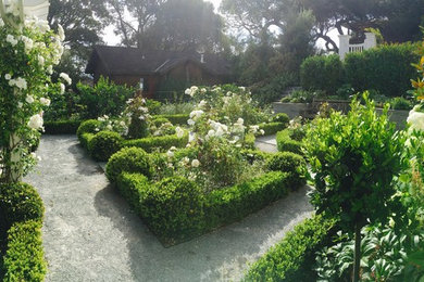 サンフランシスコにある中くらいなヴィクトリアン調のおしゃれな庭 (日向、砂利舗装) の写真