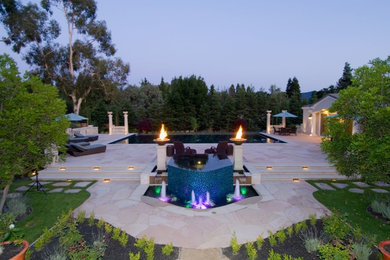 Immagine di un giardino formale mediterraneo esposto in pieno sole di medie dimensioni e dietro casa in estate con fontane e pavimentazioni in pietra naturale
