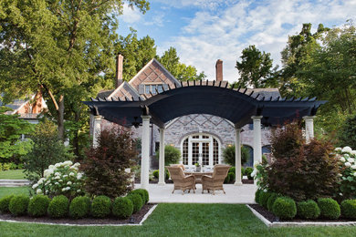 Inspiration for a traditional landscaping in St Louis.