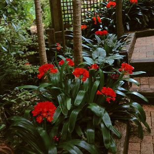 Ejemplo de jardín de estilo zen, grande, en primavera, en ladera, con exposición reducida al sol y adoquines de ladrillo