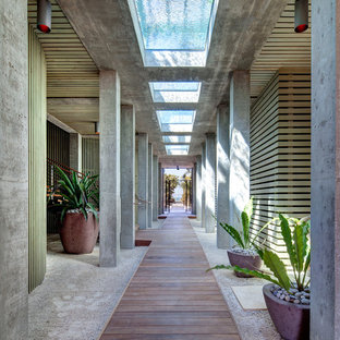 Immagine di un vialetto d'ingresso tropicale di medie dimensioni e in cortile con un ingresso o sentiero e pavimentazioni in pietra naturale