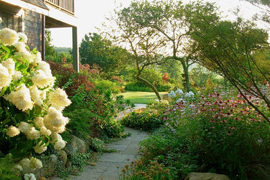 Идея дизайна: большой летний участок и сад на переднем дворе в классическом стиле с садовой дорожкой или калиткой, полуденной тенью и покрытием из каменной брусчатки