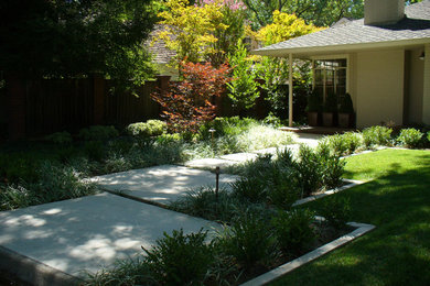 Diseño de jardín clásico renovado en patio delantero con exposición parcial al sol