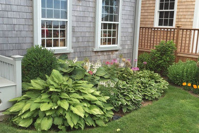 Inspiration for a mid-sized traditional partial sun front yard mulch landscaping in Boston for spring.