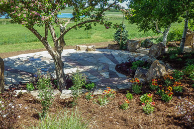 Mittelgroßer, Halbschattiger Klassischer Garten im Frühling, hinter dem Haus mit Natursteinplatten in Denver