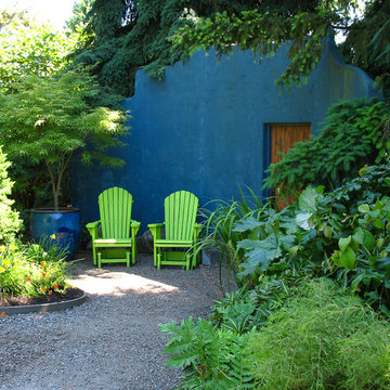 Colored walls in the garden