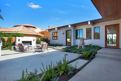 Photo of a modern partial sun courtyard landscaping in Orange County.
