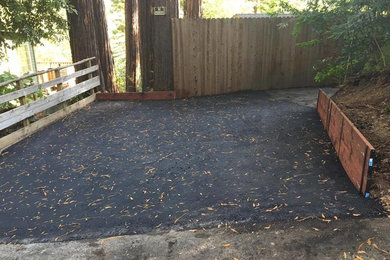 Photo of a medium sized classic sloped driveway partial sun garden in San Francisco with gravel.