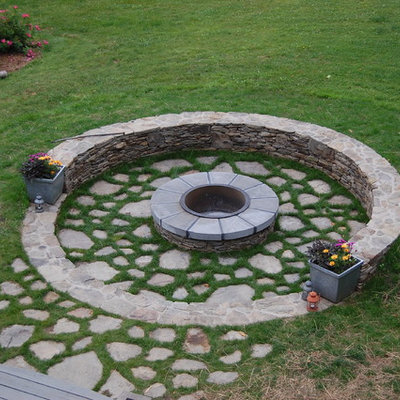 Inspiration for a traditional landscaping in New York with a fire pit.