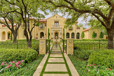 This is an example of an eclectic landscaping in Dallas.