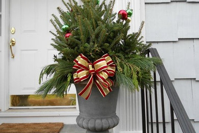 Inspiration for a large classic front garden for winter in New York with a potted garden.