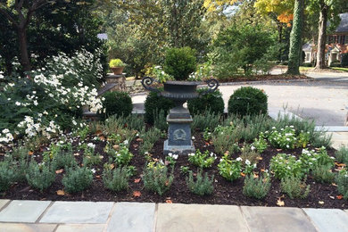 Design ideas for a traditional landscaping in Richmond.
