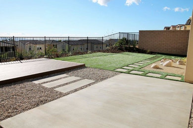 Diseño de jardín contemporáneo de tamaño medio en primavera en patio trasero con exposición total al sol y adoquines de hormigón