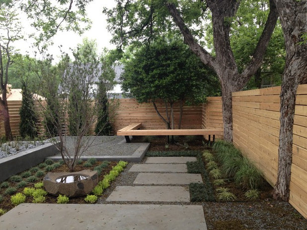 Contemporary Landscape by Marlin Landscape Systems