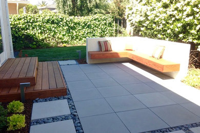 Пример оригинального дизайна: летний участок и сад среднего размера на заднем дворе в современном стиле с полуденной тенью и мощением тротуарной плиткой