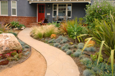 Foto de camino de jardín clásico renovado de tamaño medio en patio delantero con exposición total al sol y adoquines de hormigón