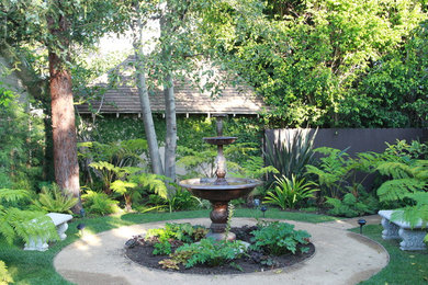 Inspiration för en medelhavsstil bakgård i skuggan, med en fontän