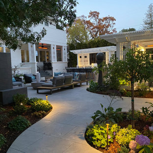 Kleiner Klassischer Garten hinter dem Haus mit Kamin, direkter Sonneneinstrahlung und Natursteinplatten in San Francisco