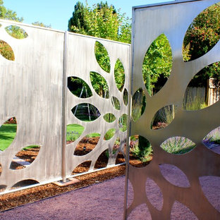 Inspiration for a contemporary gravel landscaping in San Francisco.