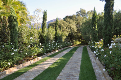 サンタバーバラにある地中海スタイルのおしゃれな庭の写真