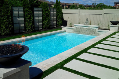 Пример оригинального дизайна: маленький бассейн на заднем дворе в современном стиле для на участке и в саду