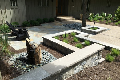 This is an example of a large contemporary garden in Chicago.