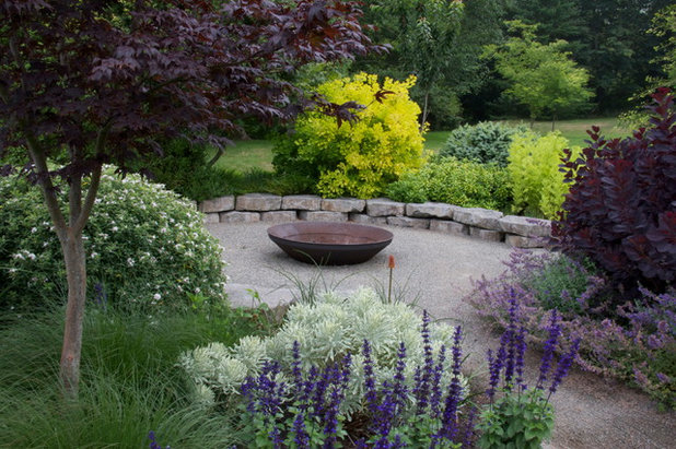Traditional Landscape by Mosaic Gardens