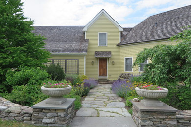 Immagine di un grande giardino formale rustico davanti casa in primavera con un ingresso o sentiero e pavimentazioni in pietra naturale