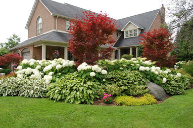 Inspiration for a large transitional full sun front yard landscaping in Toronto.