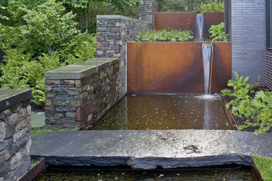 バーリントンにあるインダストリアルスタイルのおしゃれな庭の噴水の写真
