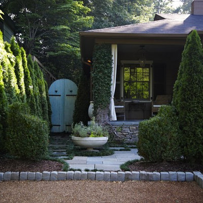 Design ideas for a traditional backyard landscaping in Birmingham.
