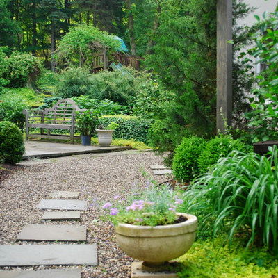 Inspiration for a farmhouse landscaping in New York.