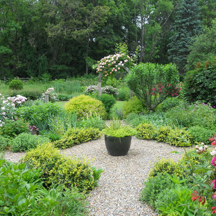 Ispirazione per un giardino formale rustico esposto in pieno sole di medie dimensioni e davanti casa con un ingresso o sentiero e ghiaia