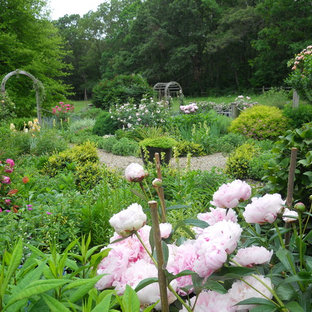 Esempio di un giardino stile rurale esposto in pieno sole di medie dimensioni e davanti casa con un ingresso o sentiero