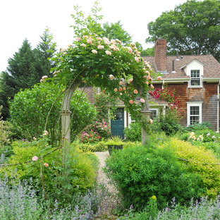 Immagine di un giardino stile rurale esposto in pieno sole di medie dimensioni e davanti casa con un ingresso o sentiero e ghiaia